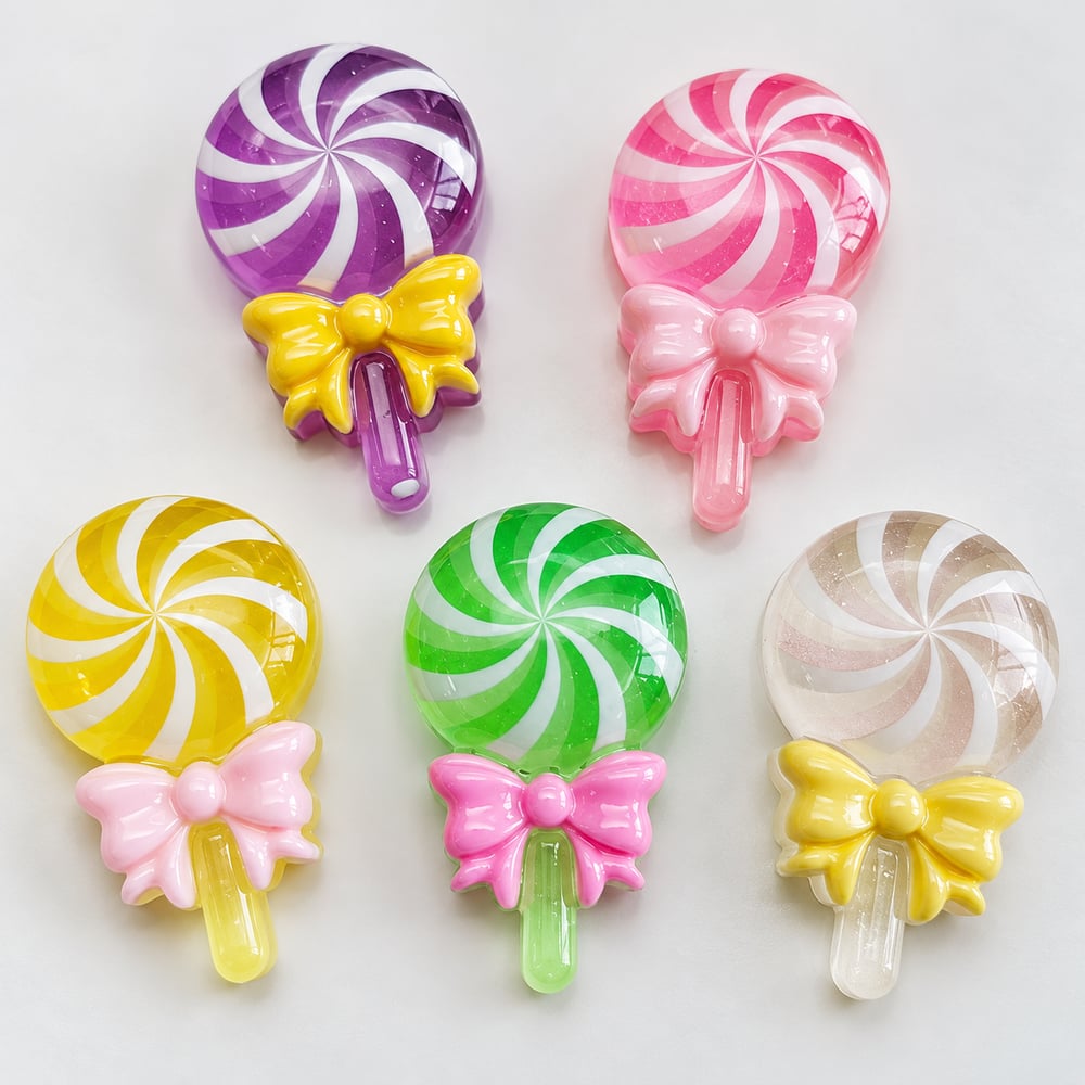 Luminous Swirl Lollipop Resin Flatbacks styled detail illustration, product code RW24224 thumbnail